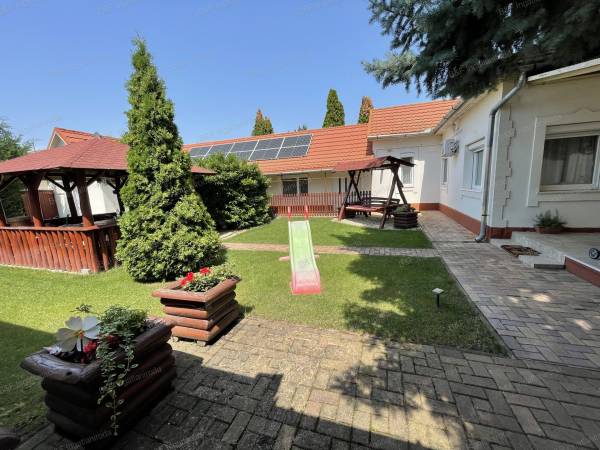 #4417 Hajdúszoboszlón a Damjanich utcán 5+1 szobás szép családi ház