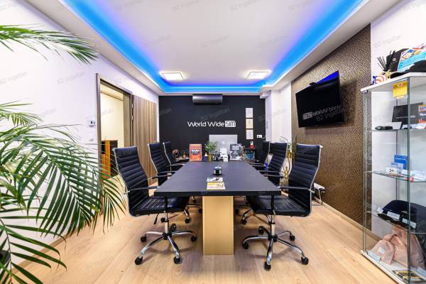 #9593 Világos, utcáról nyíló iroda vagy üzlethelyiség Újpest kertvárosi részén – saját parkolóval!