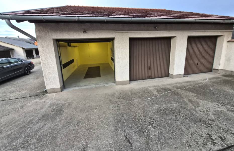 #7614 Tatabányán Sárberekben 15 nm-es Garázs Eladó!