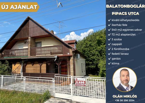 #11894 Balatonboglár egyik csendes utcájában a Pipacs utcában eladó egy 72 m2-s ikerház fele, melyben 3 szoba + nappali + 2 fürdőszoba található, 540 m2-s egyenes udvarral, ahol garázs is helyett kapott.