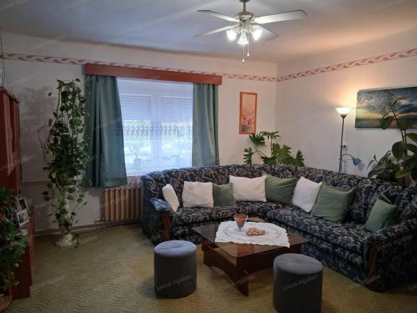 #4707 Törökszentmiklóson városközponthoz közel családi ház eladó