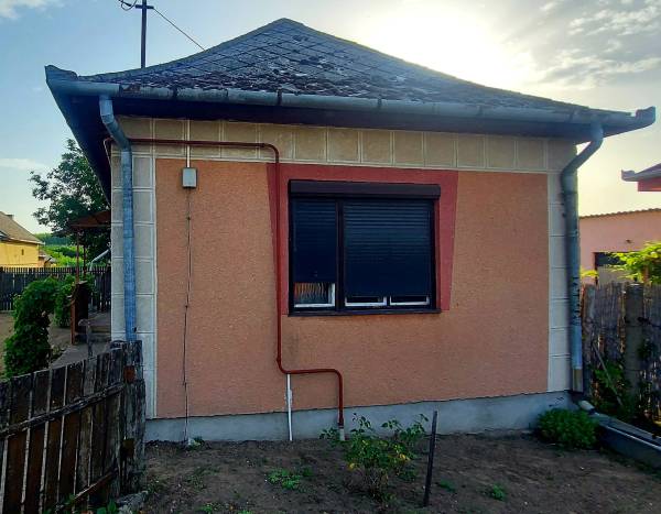 #9366 Nyíradonyban felújítandó családi ház eladó!