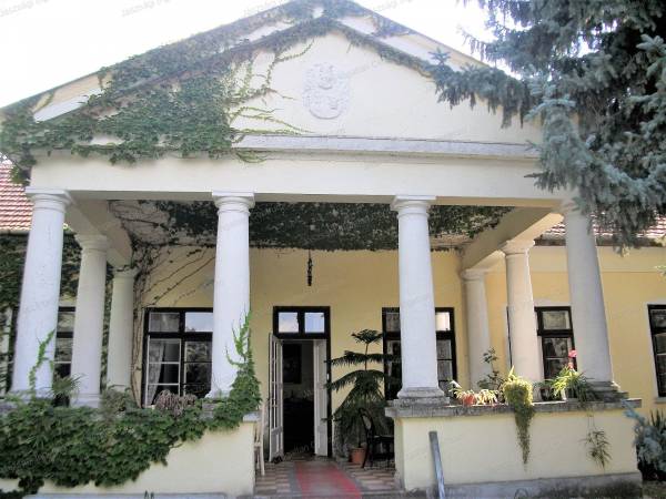 #1685 Budapesttől 65 km-re kúria eladó