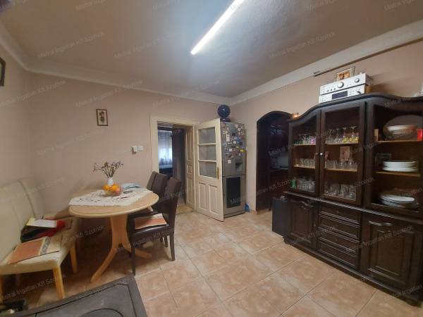 #8701 Tiszapüspökiben 3 szobás családi ház eladó!