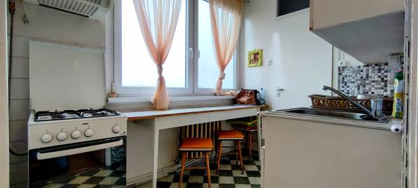 #5874 Békés, Veres P. téren, 5. emeleti, két szobás, erkélyes lakás eladó!