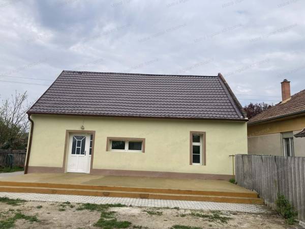 #9566 Eladó Zagyvarékason 2 szobás felújított családi ház