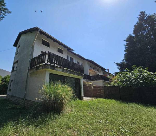 #8432 Eladó 3 szintes sorház, Tata egyik legjobb részén! 