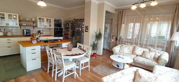 #7591 HIBRID OTTHON BALATONSZÁRSZÓN: Családi fészek, vendégház vagy a kettő ötvözete? Ön dönt!