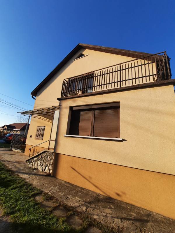 #8461 Ácson ELADÓ családi ház alsó szintje!