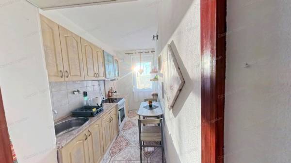 #9991 1,5 szobás, FELÚJÍTOTT, PANORÁMÁS LAKÁS eladó Várpalota központjában.