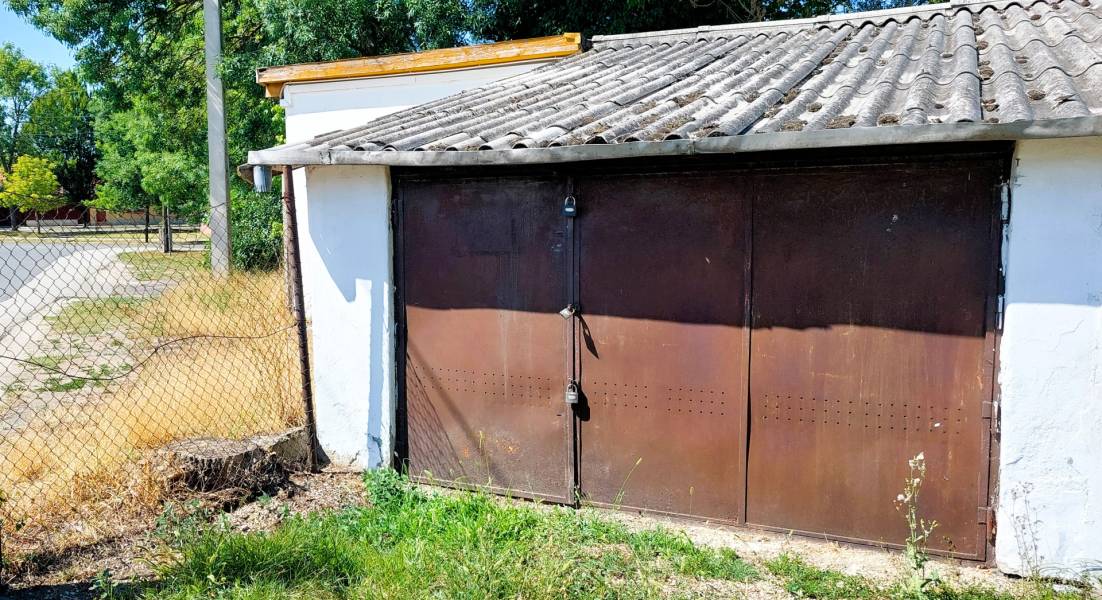 #4161 Békéscsabán garázs eladó!