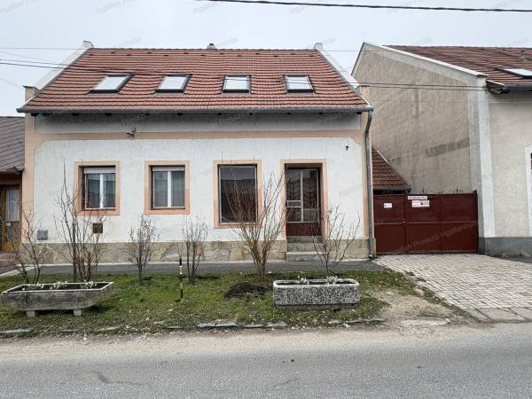 #4437 Eladó 3 szobás családi ház Tapolcán közel a belvároshoz!