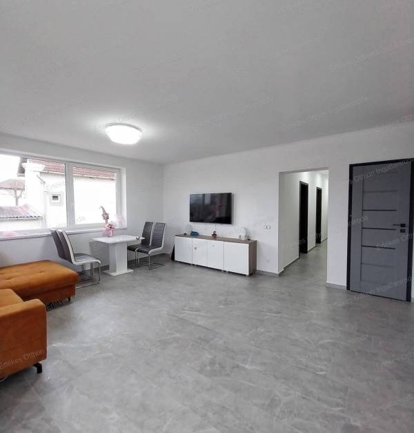 #9526 Újkistelekiszőlő Gyöngyszeme: Modern Elegancia és Családi Idill Várja Új Lakóit!