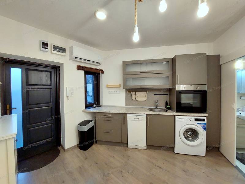 #6871 Hangulatos, felújított kis lakás eladó Szeged belvárosában – zárt udvari nyugalommal!!!