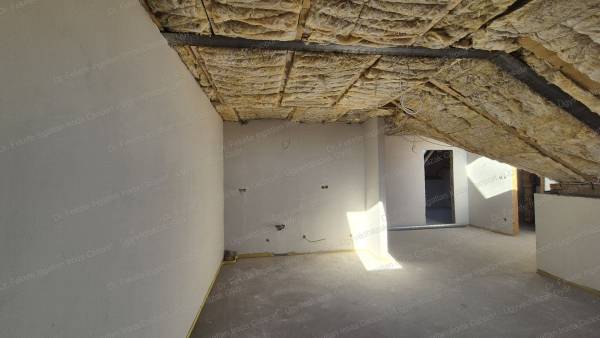 #9742 Azonnal birtokba vehető FŰTÉSKÉSZ tetőtéri lakás!