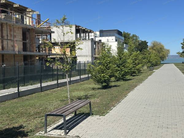 #9996 SIÓFOK EZÜSTPARTON, ÚJ ÉPÍTÉSŰ NYARALÓ/LAKÁSOK ELADÓK!