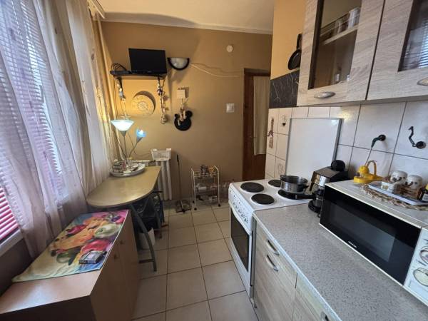 #4600 Világos, erkélyes 2+hallos lakás kiváló elhelyezkedéssel a Gál István lakótelepen!