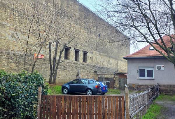 #4203 X. kerület Óhegy részén eladó 100 m2-es belső két szintes házrész 215 m2-es telekkel