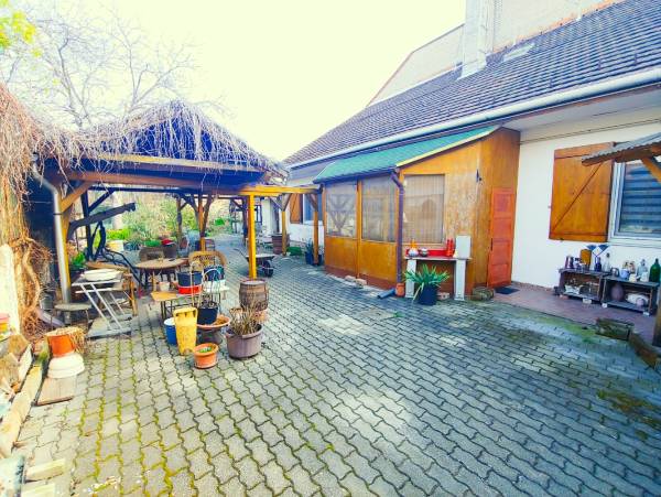 #9302 Pomázon egy szintes, 4 szobás, két generációnak is alkalmas családi ház eladó.