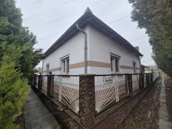 #6585 Tiszapüspökiben családi ház eladó!