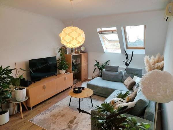 #9648 Felújított 3. emeleti lakás autóbeállóval – belváros szélén