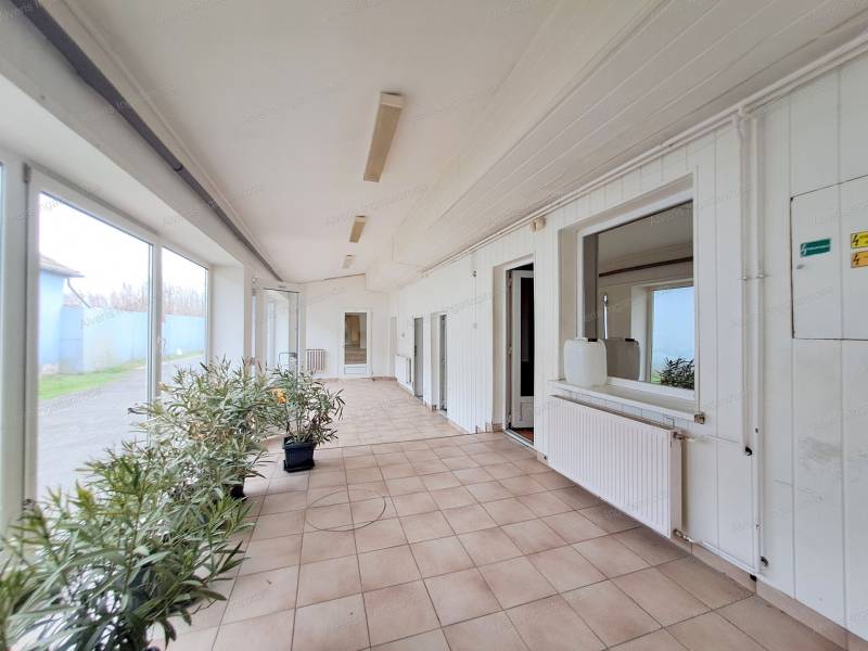 #4112 Nyírpazonyban vállalkozásra alkalmas 450 m2-es ipari ingatlan, 3 szobás, 80 m2-es önálló családi házzal, irodahelyiségekkel eladó!