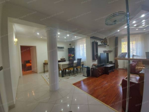 #8696 Szolnokon, a belvárosban luxus lakás eladó!