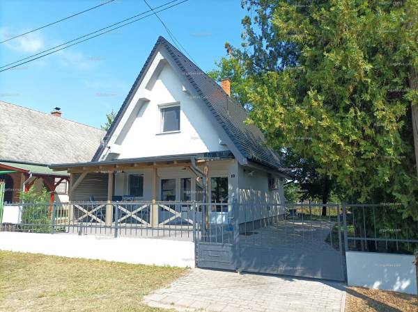 #5603 Tiszakécske üdülő övezeti részén található felújított nyaraló eladó
