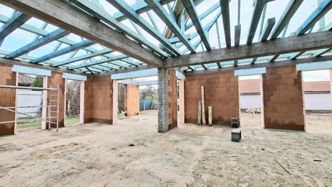 #4141 Nyíregyházán amerikai konyhás nappali + 3 szobás 146 m2-es ikerház eladó