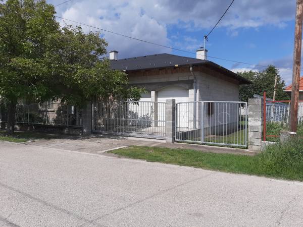 #8374 TULAJDONOSTÓL ELADÓ EGY FELÚJÍTÁSRA ÉS BEFEJEZÉSRE VÁRÓ INGATLAN Esztergom – Kertvárosban!