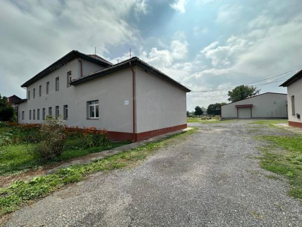 #8328 Egyedülálló lehetőség vállalkozóknak, befektetőknek vagy intézményi célokra Pácinban!