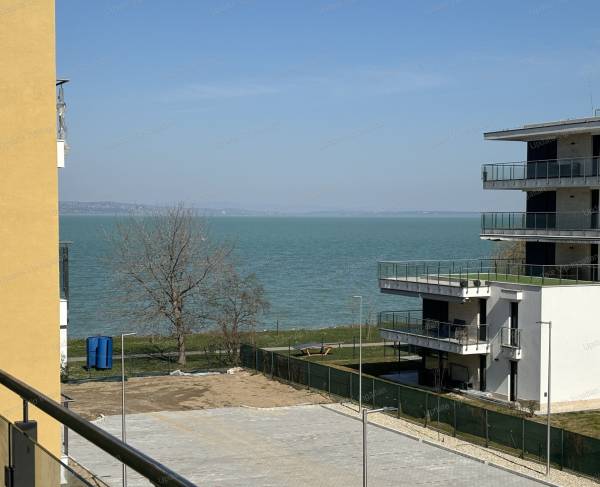 #9062 Siófok széplak/ezüstpart határán, új építésű, vízparti, panorámás, medencés lakás eladó!