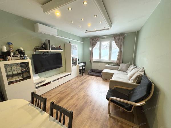 #5137 Szeged, Makkosháza városrészében ELADÓ egy I. emeleti, 61 m²-es, 2+1 fél szobás, jó állapotú panellakás, zöldövezetre néző loggiával, napfényes tájolással! 