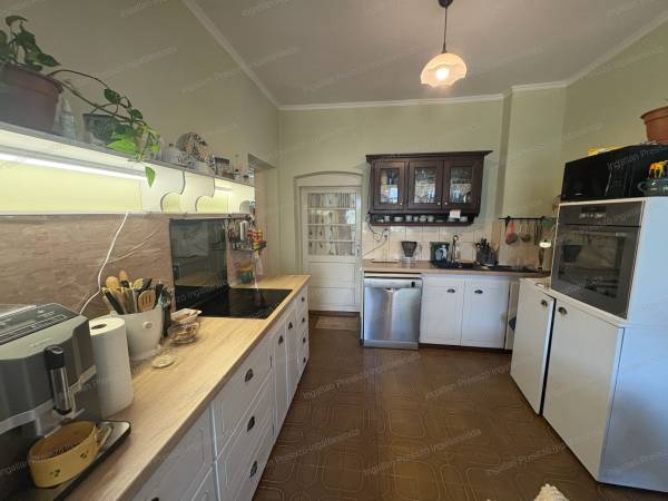 #13262 Eladó Keléden részben szomszéd mentes 82 m²-es, jó állapotú, nappali + 2 szobás családi ház!
