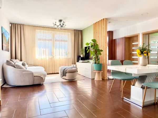 #13276 TELJES KÖRŰEN FELÚJÍTOTT, 3 HÁLÓSZOBÁS CSALÁDI HÁZ + 42 M2-ES KÜLÖNÁLLÓ ÉPÜLET - LÉTAI ÚT KÖZELÉBEN