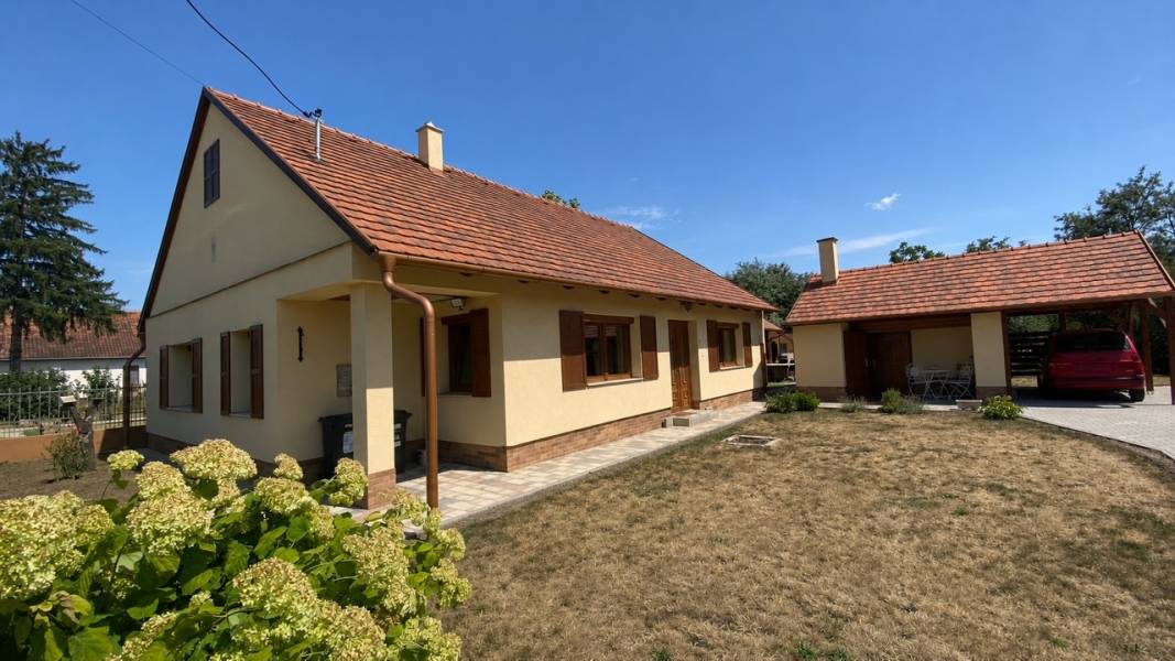 #12527 Lajoskomáromban felújított, 4 szobás, úszómedencés, premium családi ház gyönyörűen gondozott, parkosított telken eladó!