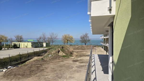 #9085 Siófok széplak/ezüstpart határán, új építésű, vízparti, panorámás lakás eladó!