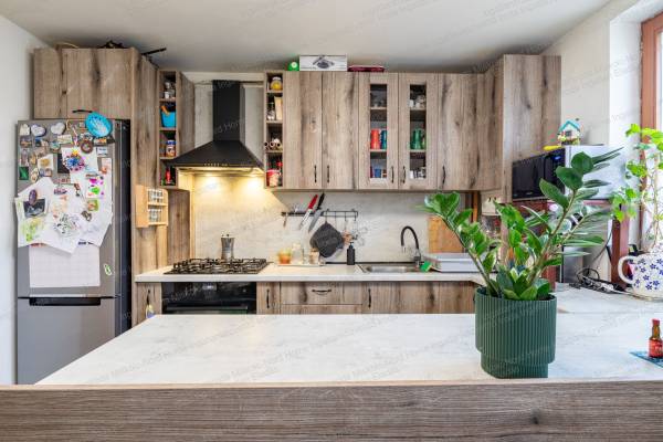 #5873 Felújított belsővel rendelkező tornácos ház Felsőzsolcán – új fűtés, fürdő és konyha, új tető