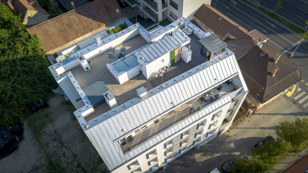 #12150 DEBRECEN BELVÁROSÁNAK EGYIK LEGKÜLÖNLEGESEBB PENTHOUSE OTTHONA – PRIVÁT ROOFTOP, PANORÁMÁS FINN SZAUNA, KÉT TEREMGARÁZS