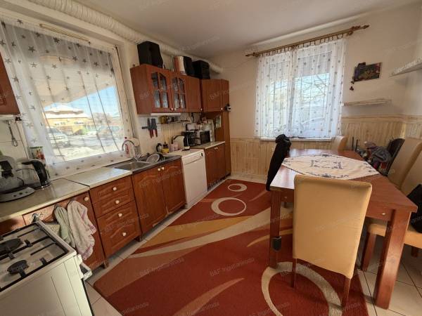 #4902 Hajdúszoboszlón földszinti 57 m2-es 3 szobás téglalakás autóbeállóval