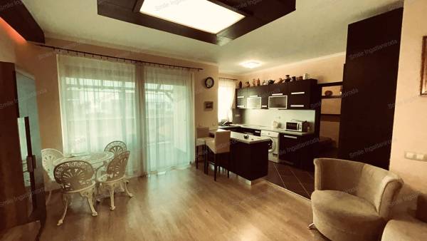 #4176 Nyíregyháza Bujtosi tó partján található társasház földszintjén amerikai-konyhás nappalis lakás eladó