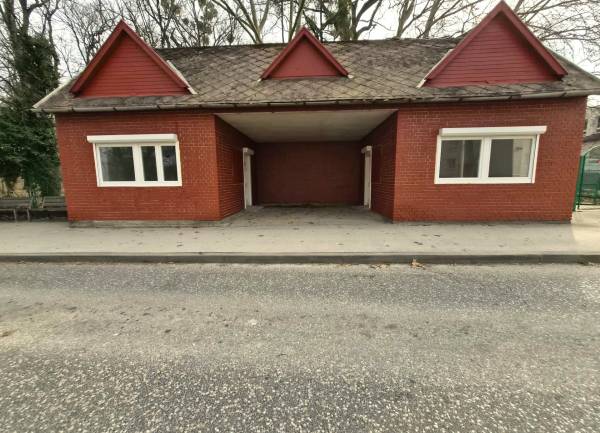 #7475 Tatabányán a Tulipános házzal szemben 2 darab Üzlethelyiség Eladó!