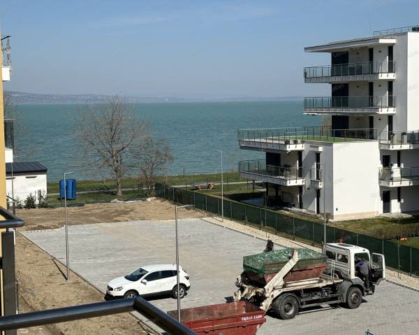 #9086 Siófok széplak/ezüstpart határán, új építésű, vízparti, panorámás, medencés lakás eladó!