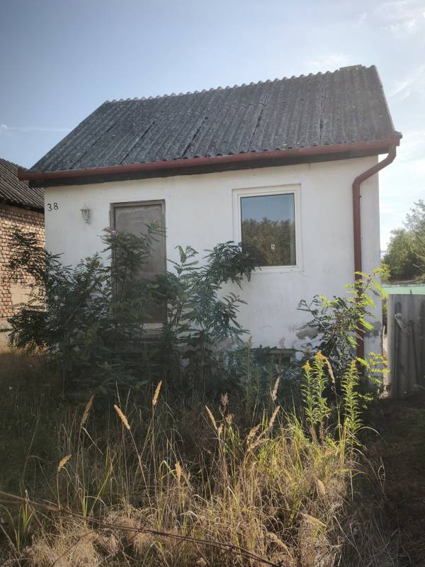 #13264 Tét-Ürgehegyben, a főutcán eladó egy kb. 35 m²-es, alápincézett garzon, nagy telekkel!
