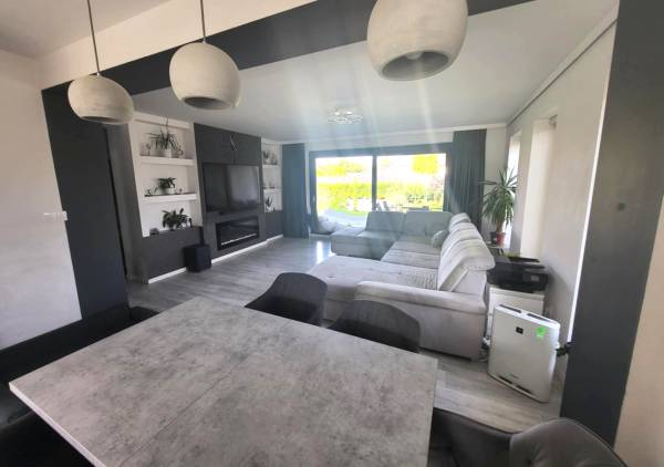 #8517 Modern elegancia Tatán – felújított családi ház, medencével és dupla garázzsal!