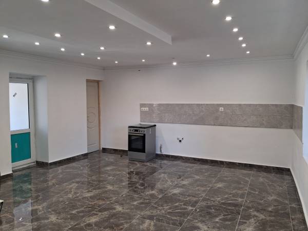 #9257 Sok célra alkalmas 70 nm-es, felújított lakás, garázzsal, pincével, saját kerttel