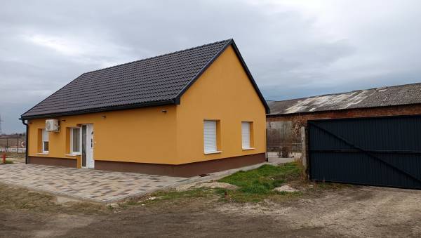 #7626 Eladó 6500 nm ipari telephely csarnokkal és felújított családi házzal