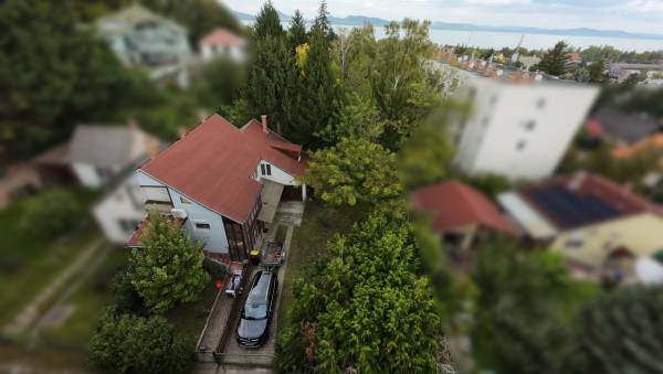 #7477 Fonyódi két generációs ház központhoz közeli, csendes környezetben!