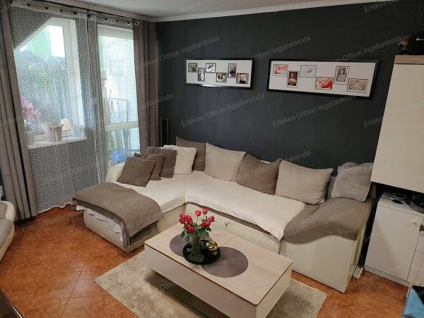 #8713 KIVÉTELES AJÁNLAT: BELSŐ SZINTES TÉGLALAKÁS SAJÁT PARKOLÓVAL