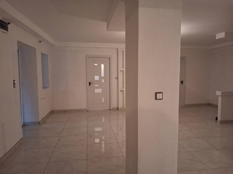 #4278 Utcafronti házrész saját udvarral külön bejárattal a fürdő közelében